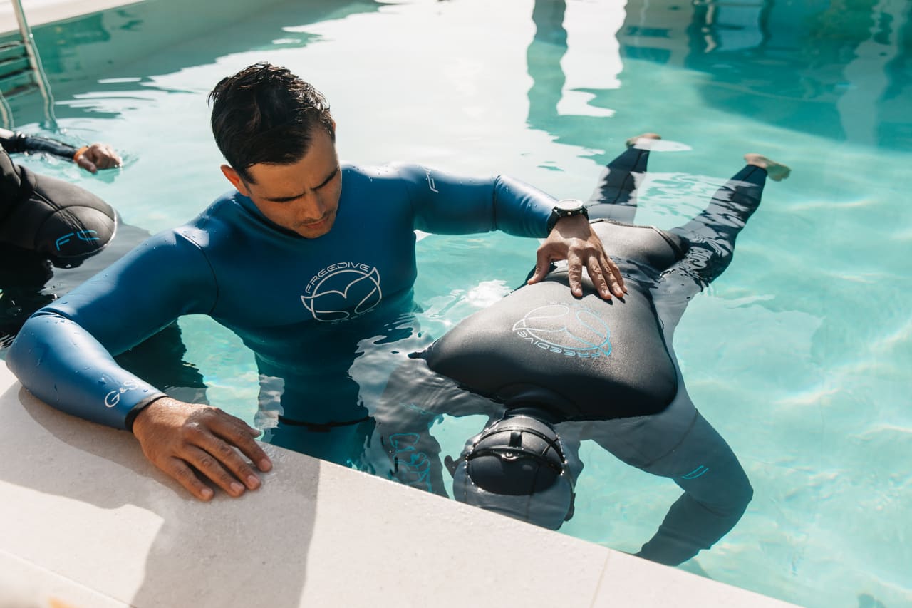 Freediveři se připravují společně u čisté vody na Krétě